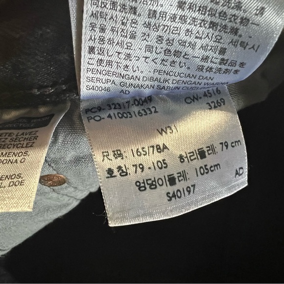 LEVI’S 501 Cut-Off Jean Short in Slashed Black - Picture 5 of 5